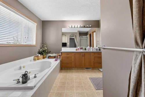 765 Qualicum Beach Bay, Chestermere, AB - Indoor Photo Showing Bathroom