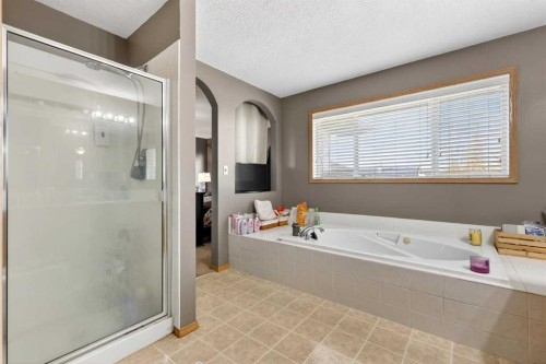 765 Qualicum Beach Bay, Chestermere, AB - Indoor Photo Showing Bathroom