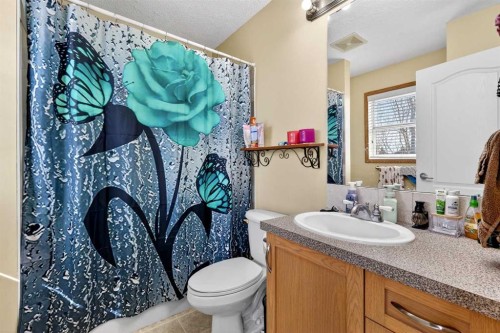 765 Qualicum Beach Bay, Chestermere, AB - Indoor Photo Showing Bathroom