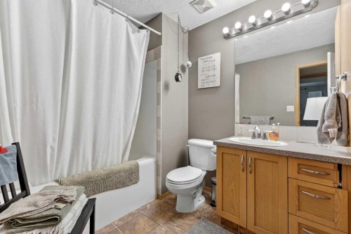 765 Qualicum Beach Bay, Chestermere, AB - Indoor Photo Showing Bathroom