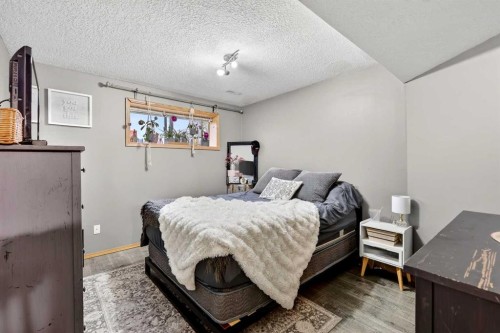 765 Qualicum Beach Bay, Chestermere, AB - Indoor Photo Showing Bedroom
