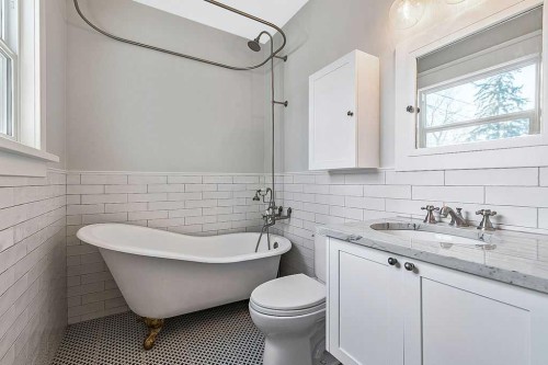 226 11 Street Nw, Calgary, AB - Indoor Photo Showing Bathroom