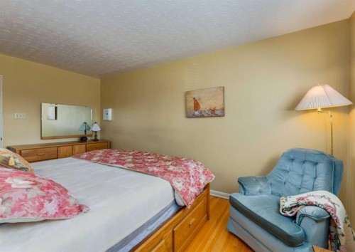 38 Spokane Street Sw, Calgary, AB - Indoor Photo Showing Bedroom
