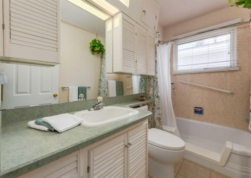 38 Spokane Street Sw, Calgary, AB - Indoor Photo Showing Bathroom