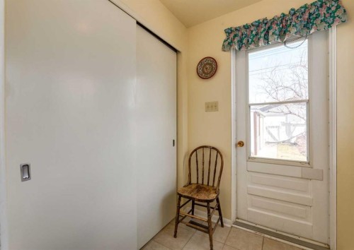 38 Spokane Street Sw, Calgary, AB - Indoor Photo Showing Other Room