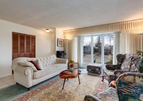 38 Spokane Street Sw, Calgary, AB - Indoor Photo Showing Living Room