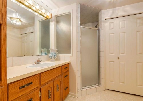 38 Spokane Street Sw, Calgary, AB - Indoor Photo Showing Bathroom