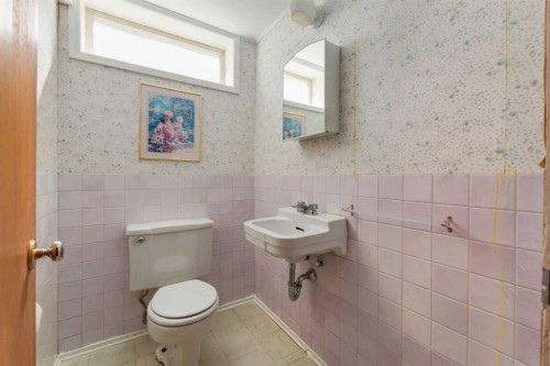38 Spokane Street Sw, Calgary, AB - Indoor Photo Showing Bathroom