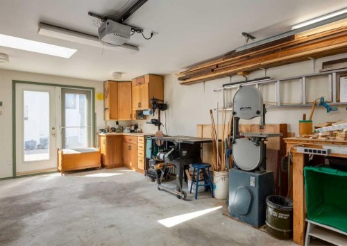 38 Spokane Street Sw, Calgary, AB - Indoor Photo Showing Garage