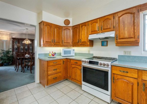 38 Spokane Street Sw, Calgary, AB - Indoor Photo Showing Kitchen