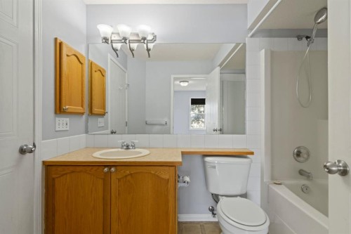 313-103 Strathaven Drive, Strathmore, AB - Indoor Photo Showing Bathroom