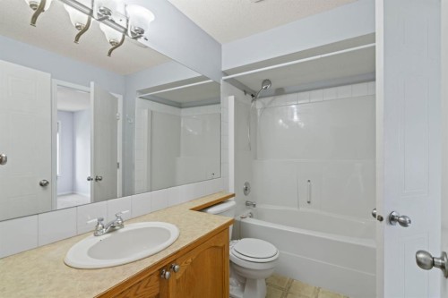 313-103 Strathaven Drive, Strathmore, AB - Indoor Photo Showing Bathroom