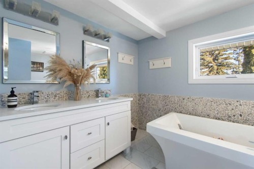 656 Willow Brook Drive Se, Calgary, AB - Indoor Photo Showing Bathroom