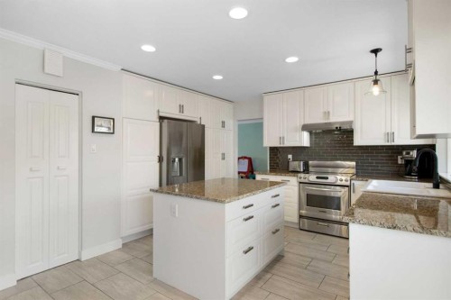 656 Willow Brook Drive Se, Calgary, AB - Indoor Photo Showing Kitchen