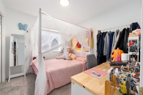 30 Edith Manor Nw, Calgary, AB - Indoor Photo Showing Bedroom