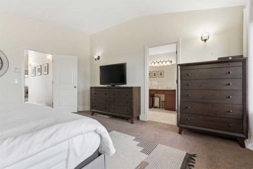 2517 21 Street Sw, Calgary, AB - Indoor Photo Showing Bedroom