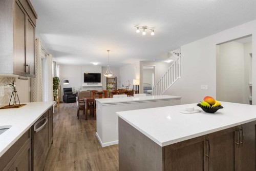 33 Carringham Heights Nw, Calgary, AB - Indoor Photo Showing Kitchen
