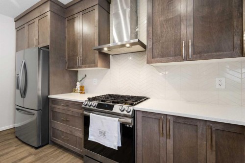 33 Carringham Heights Nw, Calgary, AB - Indoor Photo Showing Kitchen With Upgraded Kitchen