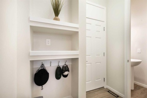 33 Carringham Heights Nw, Calgary, AB - Indoor Photo Showing Other Room