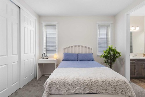 33 Carringham Heights Nw, Calgary, AB - Indoor Photo Showing Bedroom