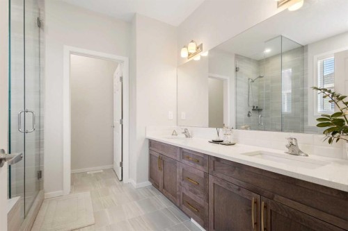 33 Carringham Heights Nw, Calgary, AB - Indoor Photo Showing Bathroom