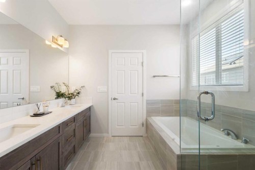 33 Carringham Heights Nw, Calgary, AB - Indoor Photo Showing Bathroom