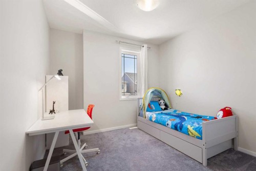 33 Carringham Heights Nw, Calgary, AB - Indoor Photo Showing Bedroom