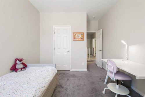 33 Carringham Heights Nw, Calgary, AB - Indoor Photo Showing Bedroom