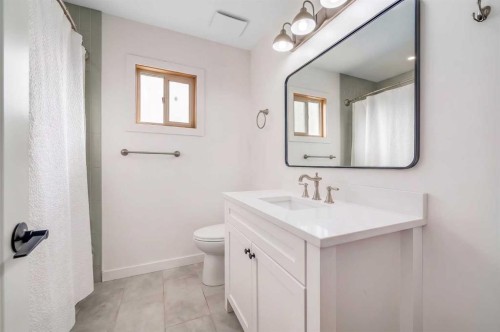 92 2A Street, High River, AB - Indoor Photo Showing Bathroom