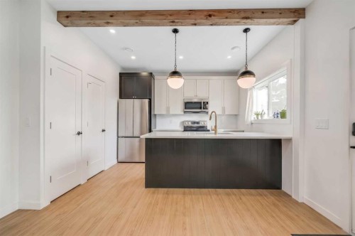 92 2A Street, High River, AB - Indoor Photo Showing Kitchen With Upgraded Kitchen