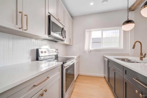 92 2A Street, High River, AB - Indoor Photo Showing Kitchen With Double Sink