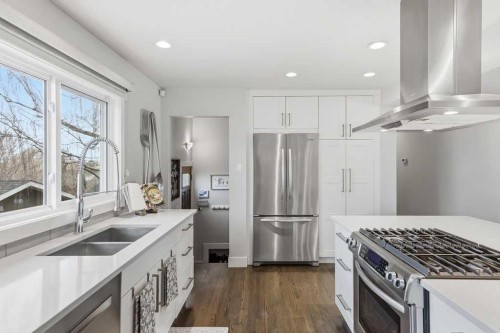 86 Warwick Drive Sw, Calgary, AB - Indoor Photo Showing Kitchen With Stainless Steel Kitchen With Double Sink With Upgraded Kitchen