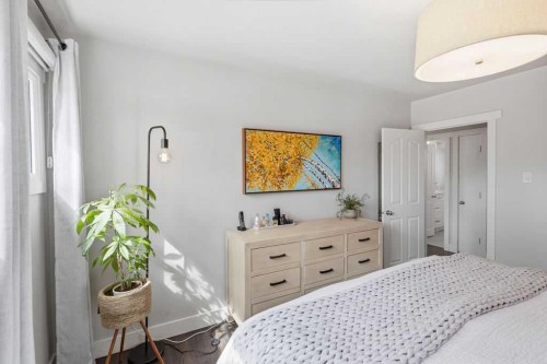 86 Warwick Drive Sw, Calgary, AB - Indoor Photo Showing Bedroom