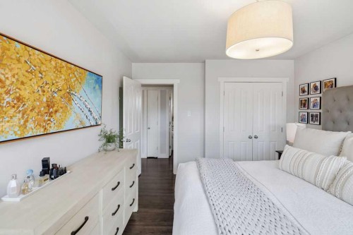 86 Warwick Drive Sw, Calgary, AB - Indoor Photo Showing Bedroom