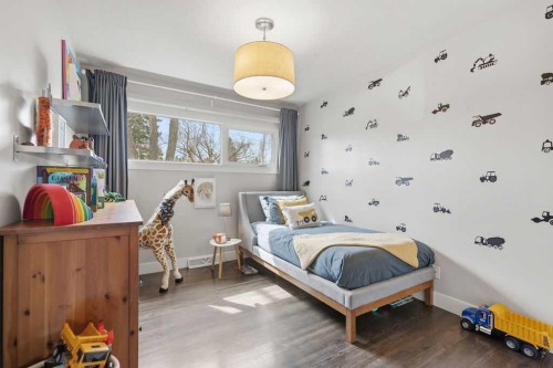 86 Warwick Drive Sw, Calgary, AB - Indoor Photo Showing Bedroom