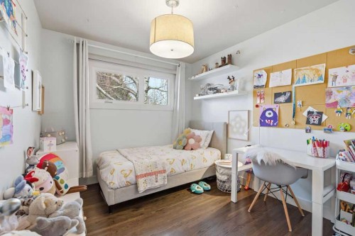 86 Warwick Drive Sw, Calgary, AB - Indoor Photo Showing Bedroom