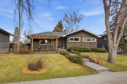 86 Warwick Drive SW Calgary, AB T3C 2R6
