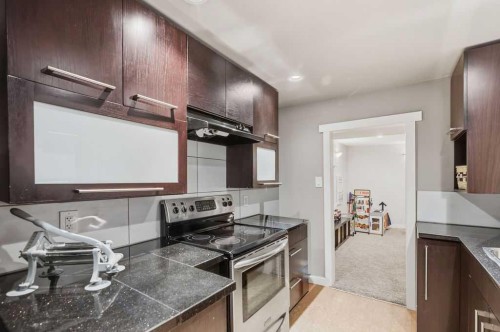 86 Warwick Drive Sw, Calgary, AB - Indoor Photo Showing Kitchen