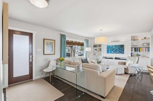 86 Warwick Drive Sw, Calgary, AB - Indoor Photo Showing Living Room