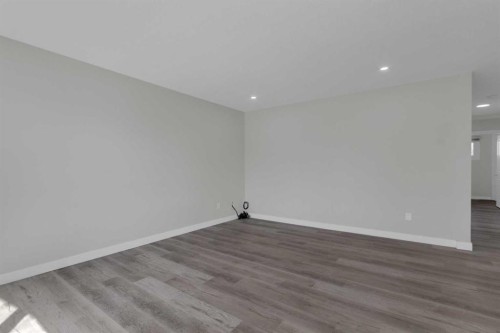 99 Dovercliffe Way Se, Calgary, AB - Indoor Photo Showing Other Room