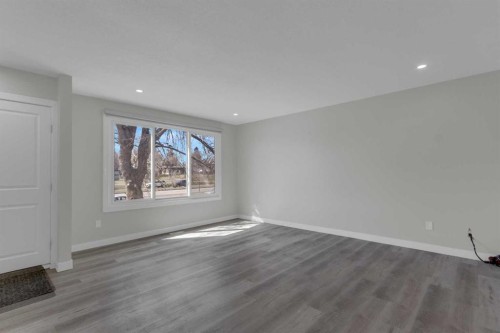 99 Dovercliffe Way Se, Calgary, AB - Indoor Photo Showing Other Room