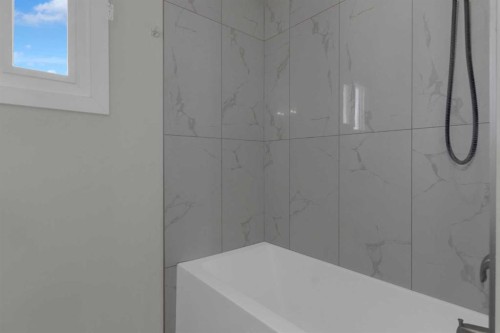 99 Dovercliffe Way Se, Calgary, AB - Indoor Photo Showing Bathroom