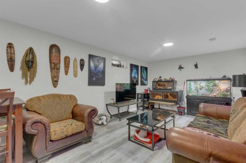 99 Dovercliffe Way Se, Calgary, AB - Indoor Photo Showing Living Room