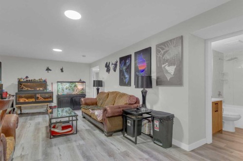 99 Dovercliffe Way Se, Calgary, AB - Indoor Photo Showing Living Room