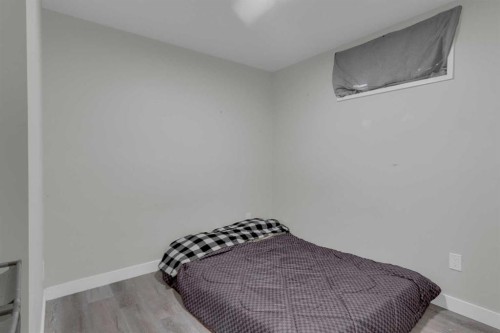 99 Dovercliffe Way Se, Calgary, AB - Indoor Photo Showing Bedroom