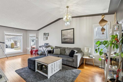 43 Elizabeth Way Se, Airdrie, AB - Indoor Photo Showing Living Room