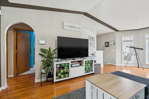 43 Elizabeth Way Se, Airdrie, AB - Indoor Photo Showing Living Room