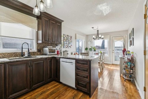 43 Elizabeth Way Se, Airdrie, AB - Indoor Photo Showing Kitchen With Upgraded Kitchen