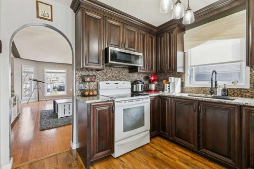 43 Elizabeth Way Se, Airdrie, AB - Indoor Photo Showing Kitchen
