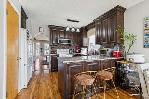 43 Elizabeth Way Se, Airdrie, AB - Indoor Photo Showing Kitchen